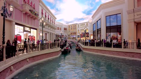 Erleben-Sie-Venedig-In-Vegas-Mit-Diesem-Lebendigen-Video,-Das-Gondeln-Festhält,-Die-Auf-Dem-Innenkanal-Des-Venezianischen-Hotels-Inmitten-Exquisiter-Geschäfte-Und-Architektur-Fahren