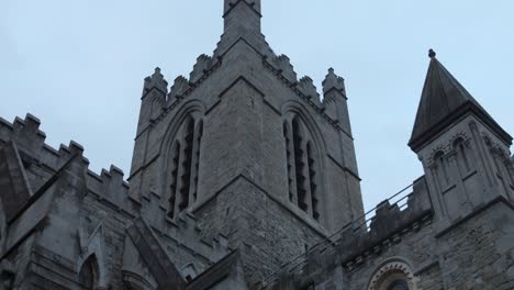 Toma-Inclinada-De-La-Catedral-De-La-Iglesia-De-Cristo-Durante-El-Anochecer-En-Dublín,-Irlanda