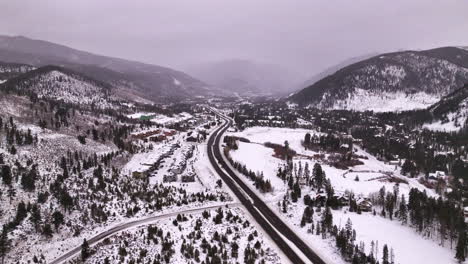 Filmische-Colorado-Luftdrohne-Winter-Dezember-Weihnachten-Gipfel-Cove-Keystone-Skigebiet-Epischer-Lokaler-Passeingang-Rocky-Mountains-I70-Breckenridge-Vail-Summit-County-Hochland-Rückwärtsbewegung