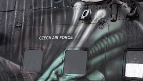 Nahaufnahme-Der-Künstlerischen-Rumpfbemalung-Eines-Hubschraubers-Der-Tschechischen-Luftwaffe-Vom-Typ-Mil-Mi-24
