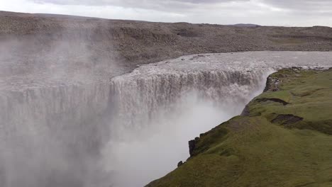 Weitwinkelaufnahme-Des-Massiven,-Schaumigen-Detifoss-Wasserfalls-In-Island