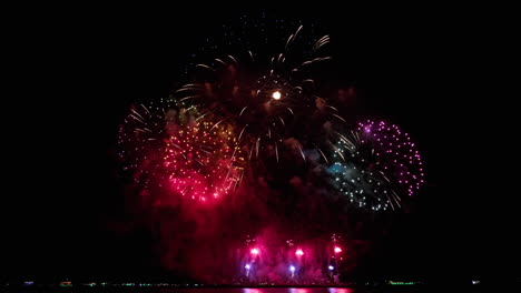Am-Nachthimmel-Schießen-Farbenfrohe,-Helle-Lichter-Auf-Einem-Internationalen-Feuerwerksfestival-An-Einem-Berühmten-Touristenziel-In-Südostasien-Auf