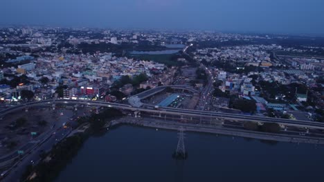 Antena-De-La-Ciudad-De-Coimbatore,-Autopista,-Tráfico-De-Calles-Concurridas-Por-La-Noche,-Tamil-Nadu,-India