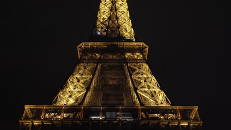 Torre-Eiffel-Iluminada-De-Color-Dorado-Por-La-Noche-En-El-Tour-Eiffel-Garden