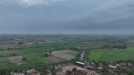 Bewölkter-Himmel-über-Der-Stadt-Badin-Sindh---Luftaufnahme