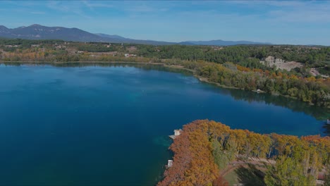 Banyoles-Lake-shore-in-autumn-with-blue-waters,-Girona,-Catalonia