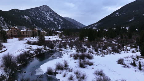 Filmische-Colorado-Antenne,-Drohne,-Fluss,-Winter,-Dezember,-Weihnachten,-Gipfel,-Bucht,-Keystone,-Skigebiet,-Episch,-örtlicher-Pass,-Eingang,-Rocky-Mountains,-I70,-Breckenridge,-Vail-Summit-County,-Hochland,-Vorwärts