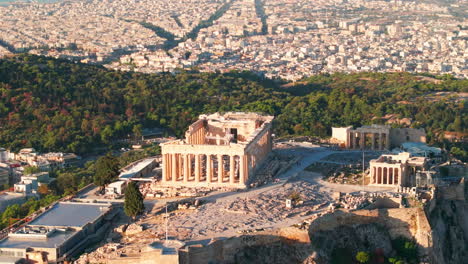 Eng-Kreisende-Luftaufnahme-Des-Athener-Parthenons-Mit-Dem-Philopappos-Hügel-Im-Hintergrund