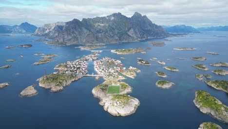 Henningsvaer-Fußballplatz-Im-Lofoten-Archipel,-Norwegen,-Skandinavien---4K-Luftaufnahme