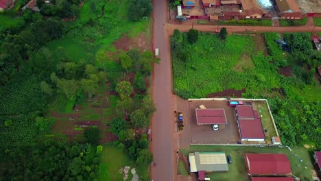 Largo-Camino-Rural-Hacia-La-Ciudad-De-Jinja-En-El-Sur-De-Uganda,-África-Oriental