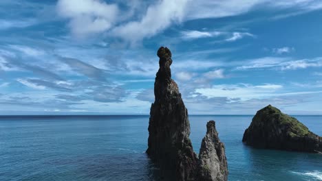 Blick-Auf-Die-Inseln-Ribeira-Da-Janela-Mit-Meereshimmel-Im-Hintergrund