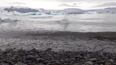 Vista-De-ángulo-Bajo-De-La-Laguna-Glaciar-Jokulsarlon-En-Islandia