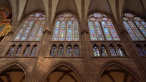 Ventanas-Bellamente-Ornamentadas-De-La-Catedral-De-Nuestra-Señora-De-Estrasburgo.