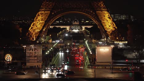 Basis-Erdgeschoss-Des-Eiffelturms-Bei-Nacht-Mit-Verkehr-Von-Paris