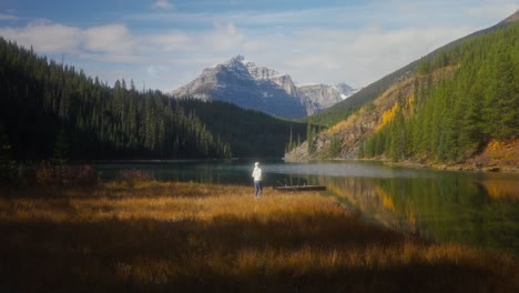 Frau-Erreicht-Das-Ufer-Eines-Unberührten-Bergsees-Mit-Atemberaubendem-Blick-Auf-Die-Kanadischen-Rocky-Mountains