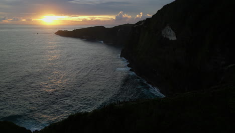 Sundown-Descend-Behind-Kelingking-Limestone-Cliff