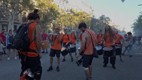 Trommler-Spielen-Eine-Straßenshow,-La-Mercè,-Barcelona