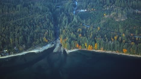 Luftaufnahme-Der-Flussmündung-An-Der-Bewaldeten-Küste---Sonniger-Tag