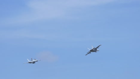 Zwei-Schiffs-Formationsflug-Von-F18-Kampfflugzeugen-Auf-Der-Airshow-Strecke
