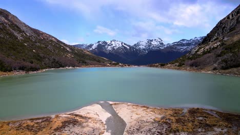 Disparo-De-Un-Dron-Volando-Sobre-La-Laguna-Esmeralda-Cerca-De-Ushuaia,-Argentina-Hacia-Las-Montañas-De-Los-Andes