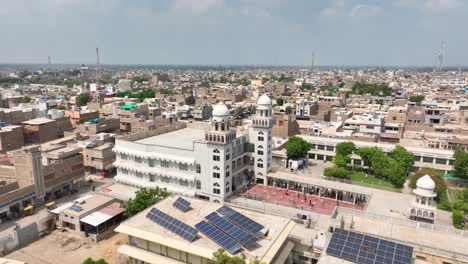 Aerial-panoramic-view-over-Darul-Uloom-Hussainia,-Sindh-skyline