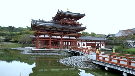 No-tourists-empty-Byodo-in-japanese-buddhist-temple-in-Uji,-Kyoto-Japan