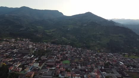 Vista-Aérea-Del-Jardín-Del-Pueblo-De-Montaña-En-Los-Andes-Del-Norte-De-Colombia.