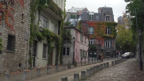 Junge-Mädchen-Suchen-Rund-Um-Montmartre-Nach-Instagram-würdigen-Orten-Und-Machen-Fotos