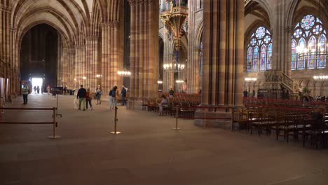 Los-Visitantes-De-La-Catedral-De-Nuestra-Señora-De-Estrasburgo-Pueden-Disfrutar-De-Majestuosas-Vistas-Del-Interior.