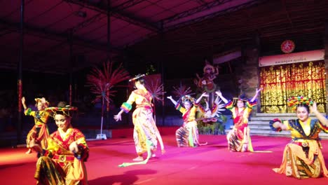 Hauptdarstellerin-Tanzt-In-Der-Mitte-Eines-Frauenkreises,-Indonesische-Yapong-Choreographie