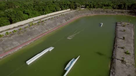 Ein-Wasserskifahrer-Rast-über-Das-Grüne-Wasser-Der-Riviera-Maya
