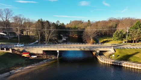 Leichter-Verkehr-über-Eine-Alte-Zementbrücke-In-Der-Nähe-Des-Ufers-Des-Lake-Michigan