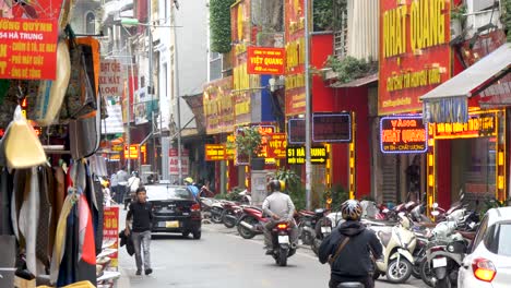 Ha-Trung-Straße,-Belebtes-Stadtviertel,-Bekannt-Für-Geldwechseldienste