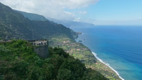 Drohnenansicht-Der-Küste-Madeiras-Vom-Aussichtspunkt-Beira-Da-Quinta