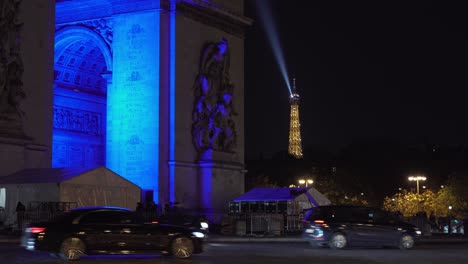 Arc-De-Triomphe-Und-Beleuchteter,-Glitzernder-Eiffelturm-Im-Selben-Panorama-Bei-Nacht-Mit-Verkehr-Im-Rahmen