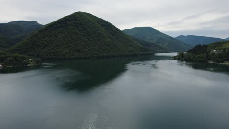 Drone-flyover-along-Veliko-Plivsko-Lake,-Natural-scenery-landscape-in-Bosnia-and-Herzegovina
