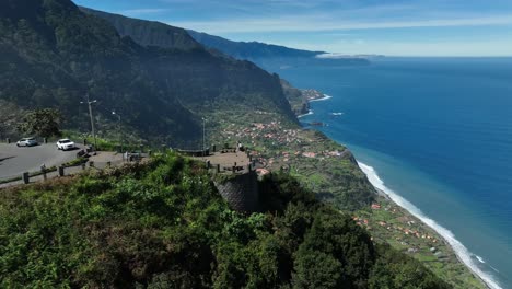 Blick-Auf-Die-Küste-Madeiras-Vom-Aussichtspunkt-Beira-Da-Quinta