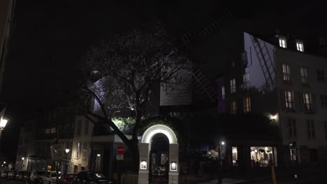 Molino-De-Viento-En-El-Barrio-De-Montmartre-Por-La-Noche.