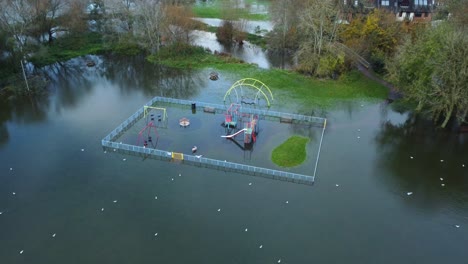 Parque-Infantil-Y-Parque-Recreativo-Inundados-Por-Una-Tormenta-De-Invierno-En-Inglaterra