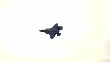 F-35-Kampfjet-Der-Fünften-Generation-Zündet-Nachbrenner,-Kamerafahrt