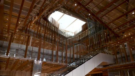 Wunderschöne-Innenansicht-Des-Toyama-Kirari-Atriums-Mit-Holzarbeiten,-In-Das-Ein-Museum-Für-Glaskunst-Integriert-Ist