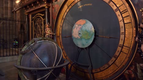 Die-Astronomische-Uhr-Der-Kathedrale-Unserer-Lieben-Frau-Von-Straßburg-Verfügt-über-Einen-Ewigen-Kalender,-Der-Die-Bewegung-Der-Planeten-Auf-Einem-Astrolabium-Anzeigt