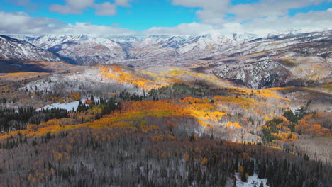 Himmlisch-Atemberaubender-Kebler-Pass,-Filmische-Luftaufnahme,-Drohne,-Crested-Butte,-Gunnison,-Colorado,-Jahreszeiten-Kollidieren,-Frühherbst,-Espe,-Rot,-Gelb,-Orange,-Wald,-Winter,-Erster-Schnee,-Pulver,-Felsige-Berge,-Vorwärts-Nach-Oben