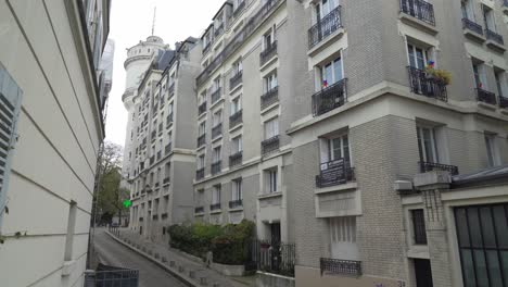 Ordentliches-Pariser-Gebäude-Im-Bezirk-Montmartre-In-Paris