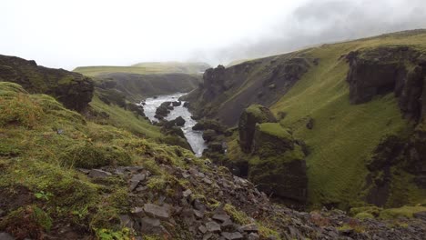 Río-Skóga-Entre-Las-Cascadas-Hestavaðsfoss-Y-Fosstorfufoss-A-Lo-Largo-Del-Sendero-Laugavegur-En-Un-Día-Lluvioso-Y-Brumoso---Islandia