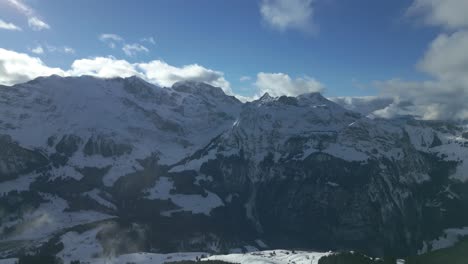 Drone-Aéreo-Inclinado-Hacia-Abajo-Disparado-Sobre-Un-Valle-Cubierto-De-Nieve-Junto-A-La-Cordillera-En-Engelberg-Brunni-Bahnen-En-Los-Alpes-Suizos-En-Suiza-En-Un-Frío-Día-De-Invierno