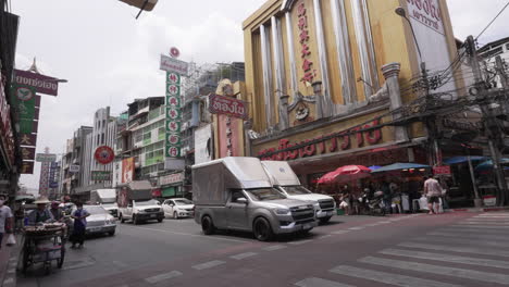 Calle-Muy-Transitada-En-Chinatown-En-Bangkok,-Tailandia.