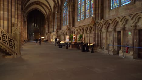 La-Catedral-De-Nuestra-Señora-De-Estrasburgo,-De-Larga-Nave,-Ofrece-El-Escenario-Perfecto-Para-La-Contemplación-Espiritual.