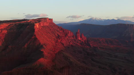 Luftbild-Drohne,-Dramatisch,-Moab,-Utah,-Orange,-Rot,-Sonnenuntergang,-Berg,-Schnee,-Gipfel,-Große-Enchilada-Landschaft,-Bögen-Nationalpark,-Schlosstal,-Castleton,-Fishers-Tower,-Camping,-Colorado-River,-Rückwärtsbewegung