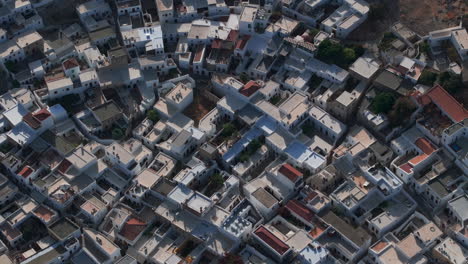 Luftaufnahme-über-Dichten-Weißen-Häusern-In-Lindos,-Rhodos